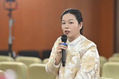 <b>市平易近旅客正在海口过一个热热闹闹、开高兴</b>